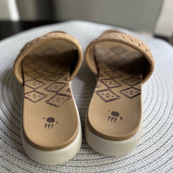 BearPaw Tan Woven Slide Sandals NWT - Picture 9 of 11